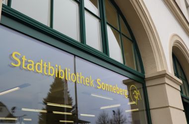 Der Schriftzug Stadtbibliothek Sonneberg steht an einer Fensterscheibe.