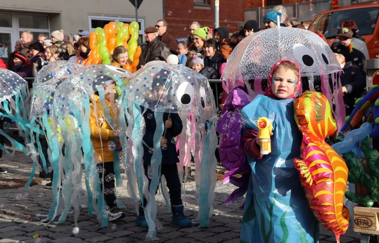 Kinder verkleidet als Quallen beim Faschingsumzug.