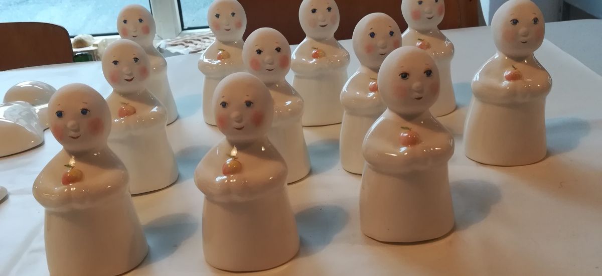 Tonfiguren mit Apfel (Foto: Regina Trutzel)