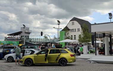 Neuwagen stehen auf dem Platz vor dem Bahnhofsgebäude in Sonneberg.