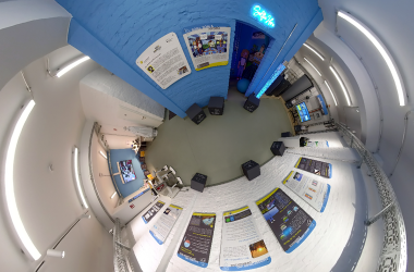 Ein Ausstellungsraum von oben fotografiert.