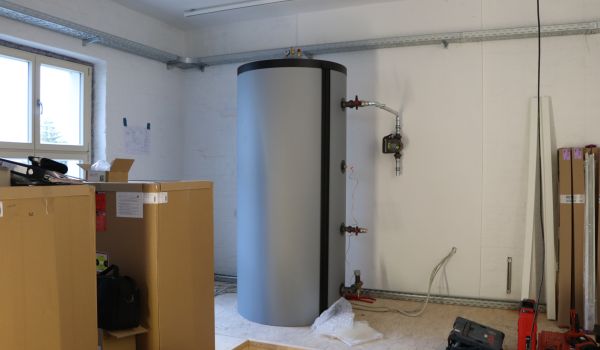 Ein Speicher auf einer Baustelle.