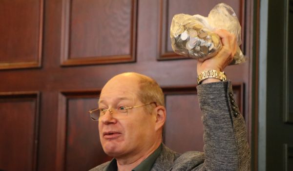 Fundsachen-Versteigerung im Sonneberger Rathaus.