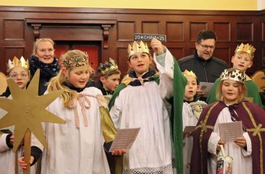 Als Könige verkleidete Kinder überbringen im Rathaussaal den Segen für das neue Jahr.