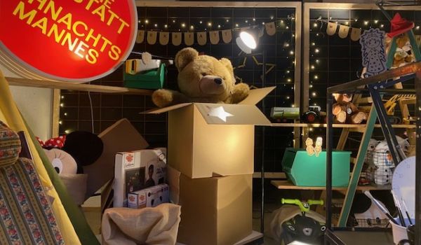 Ein Lagerraum mit verschiedenen Spielsachen.