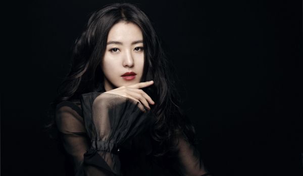 Eine Künstlerin namens Younee.