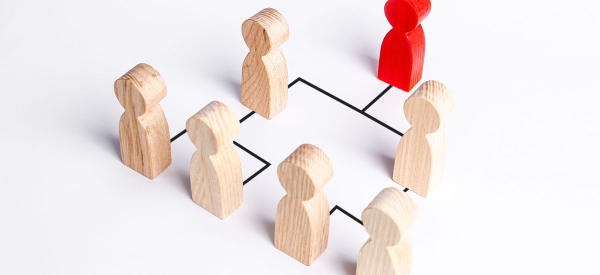 Spielfiguren sind in einer Hirarchie aufgestellt.