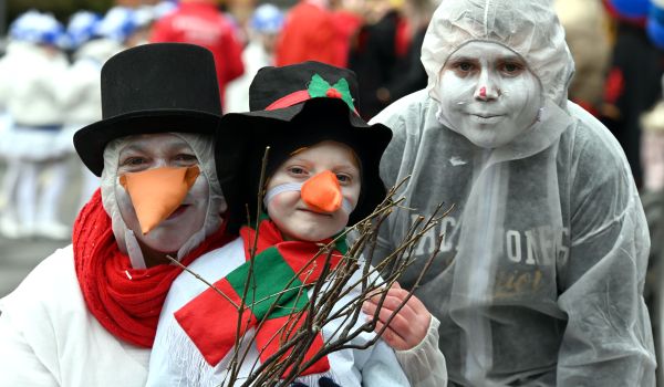 Drei Personen die als Schneemänner verkleidet sind.