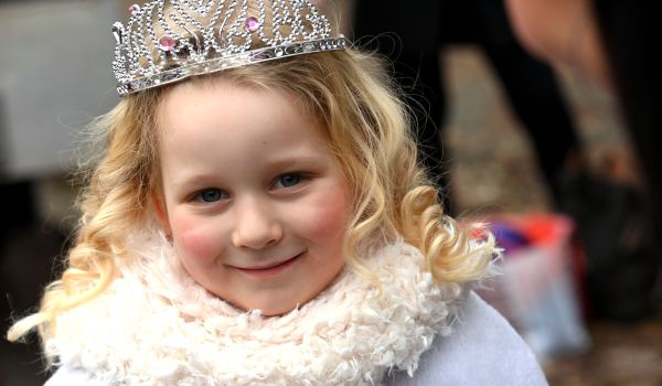 Die Faschings-Kinder-Prinzessin mit silberner Krone.
