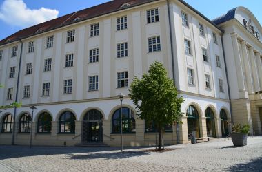 Außenansicht der Stadtbibliothek im Rathaus, Foto: N. Obermeier