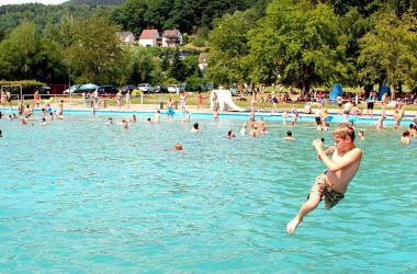 Freibad Baxenteich mit vielen Besuchern