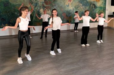 Kinder tanzen in der Wolke 14.