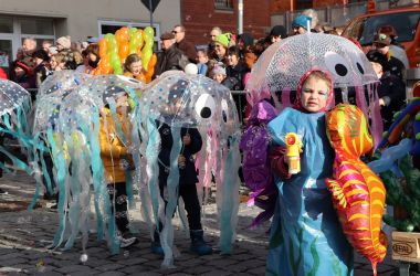 Kinder verkleidet als Quallen beim Faschingsumzug.