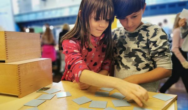 Zwei Kinder spielen Memory.