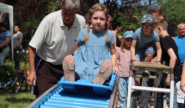 Ein Kind auf einer Rutsche.