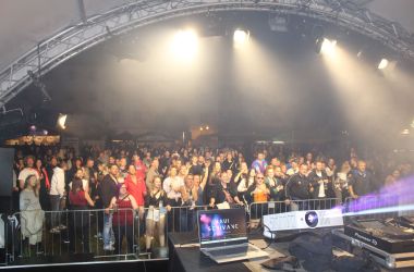 Eine Bühne mit vielen Zuschauern davor.