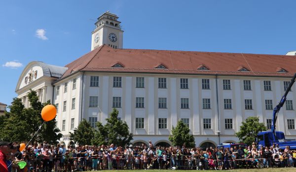 Viele Menschen stehen neben dem Sonneberger Rathaus.