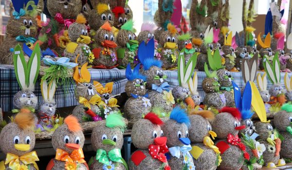 Ein Verkaufsstand mit bunter Osterdeko.