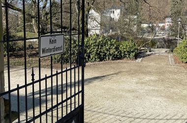 Ein Eingangstor zum Stadtpark Sonneberg. Daran hängt ein Schild mit der Aufschrift: Kein Winterdienst.