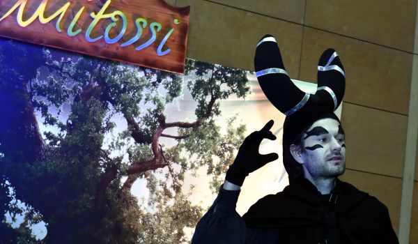 Ein Mann in einem schwarzen Kostüm mit Hörnen.