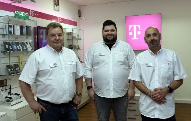 Ob Festnetz-Vertrag oder Handy-Tarif - die Jungs vom Telekom-Partnershop finden die passende Lösung. (Foto: Carl-Heinz Zitzmann)