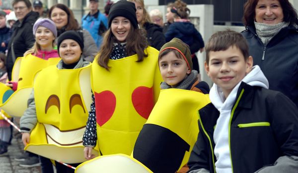 Kinder in Emoji-Kostümen.