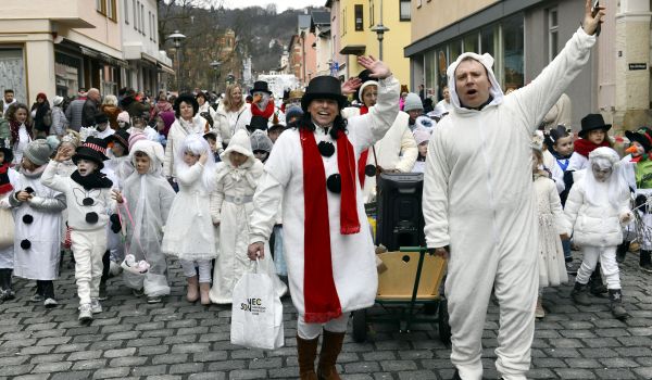 Kinder und Erwachsene sind als Schneemänner verkleidet.