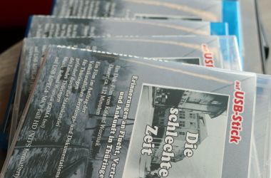 DVD-Schachteln mit dem Titel: Die schlechte Zeit - liegen nebeneinader auf einem Tisch. Darauf sind alte Schwarz-Weiß-Aufnahmen einer Stadt zu sehen.