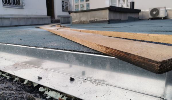 Holzbretter liegen auf einer Erhöhung.