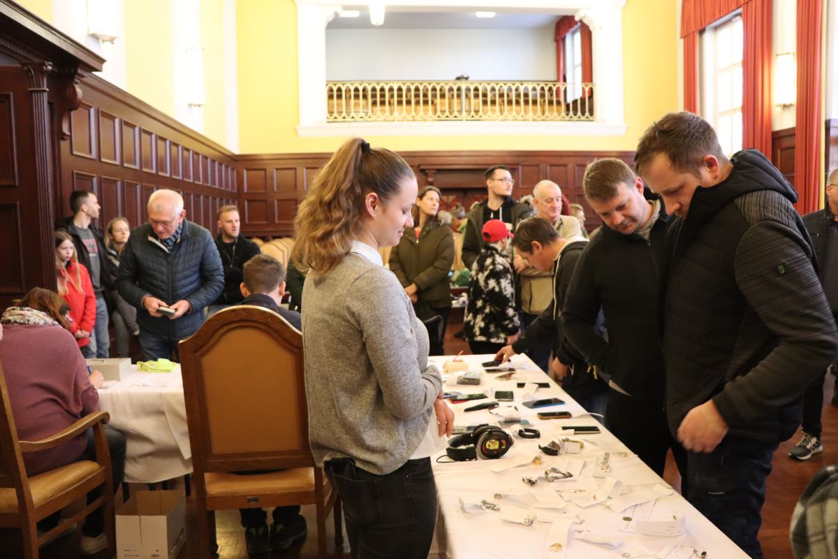 Fundsachen-Versteigerung im Sonneberger Rathaus.