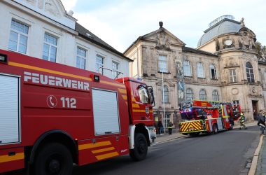 Die Feuerwehr vor einem historischen Gebäude.