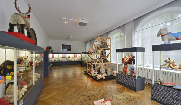 Schaukästen mit Spielsachen im Spielzeugmuseum in Sonneberg.