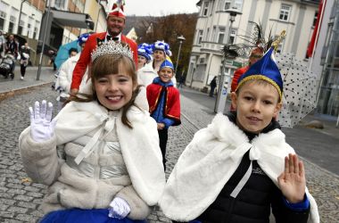 Das Kinder-Prinzenpaar, blau gekleidet.