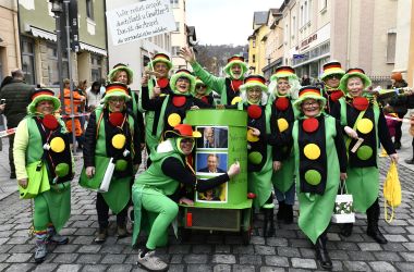 Menschen sind als grüne Ampeln verkleidet.