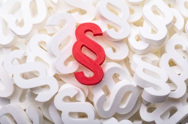 Ein rotes Paragraphenzeichen.