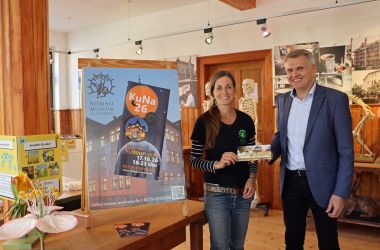 Eine Frau und ein Mann bei einer Spendenübergabe.