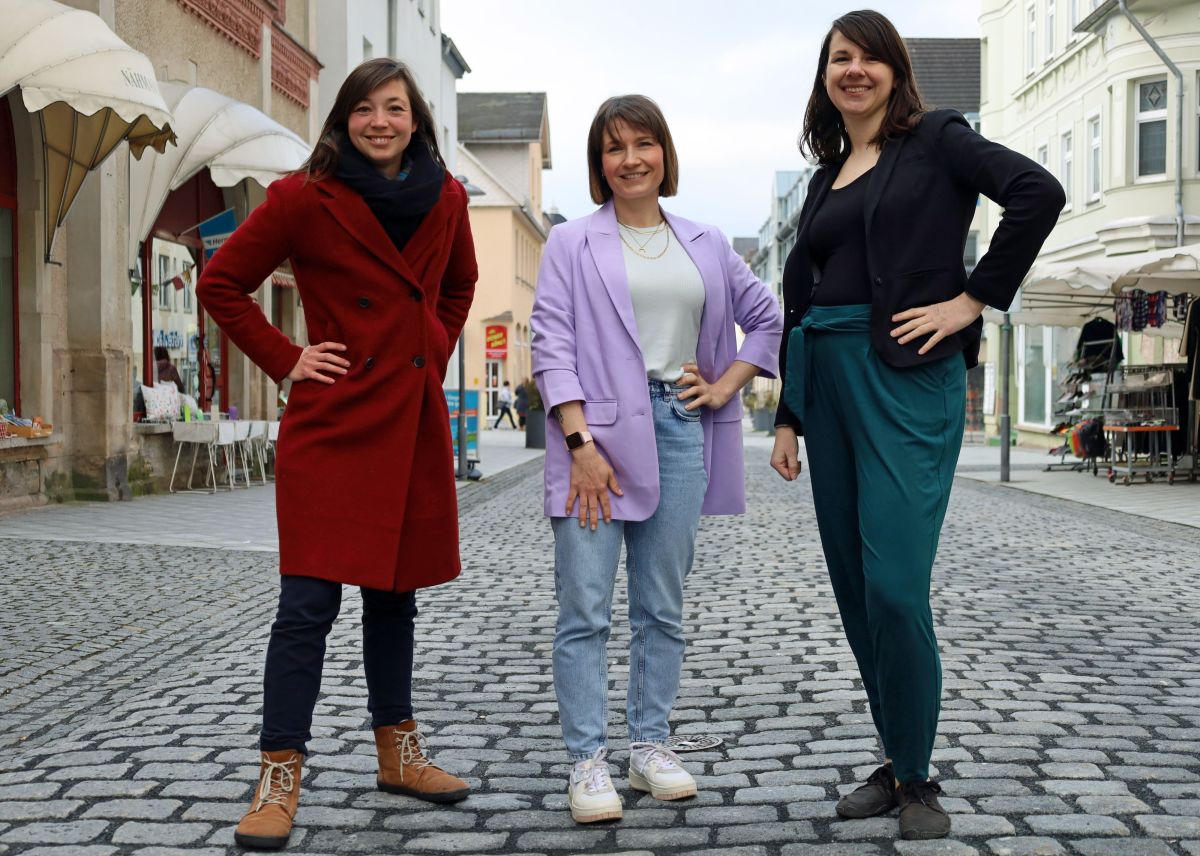 Drei Frauen stehen in der Fußgängerzone der Stadt Sonneberg.