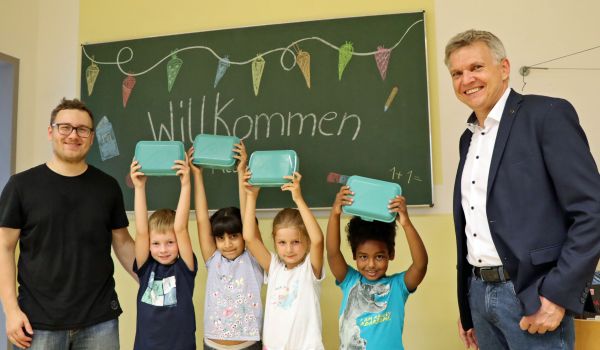 Kinder zeigen eine Brotdose.