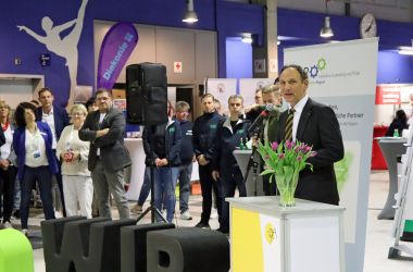 Ein Mann steht hinter einem Mikrofon. Es ist der Hauptamtliche Beigeordnete Christian Dressel.