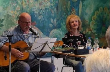 Ein Mann und eine Frau treten in der Wolke 14 auf.