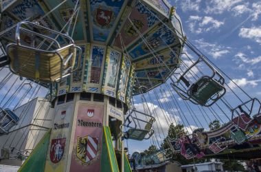 Ein Kettenflieger bei Sonnenschein.