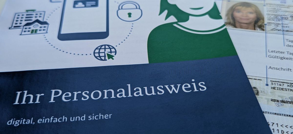 Auf einem Blatt steht: Ihr Personalausweis.