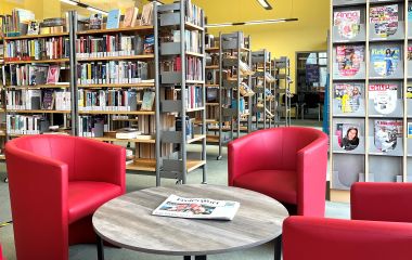 Sitzgruppe, Zeitschriftenregal, Bücherregale, Foto: N. Obermeier