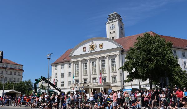 Viele Menschen stehen auf dem Platz vor dem Sonneberger Rathaus.