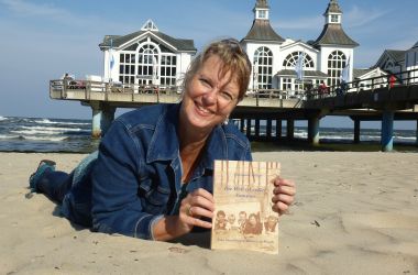 Christiane Töllner mit ihrem Buch / Foto: privat