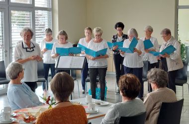 Ein Chor singt in der Wolke 14 vor Publikum.