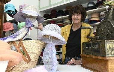 Hüte kommen nie aus der Mode. Ob eleganter Sonnenhut oder sportliche Mütze, bei Leni Zander werden Sie fündig. (Foto: Carl-Heinz Zitzmann)