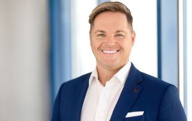 Ein Mann steht vor einem Fenster. Es ist der Stadtkämmerer Steffen Hähnlein.