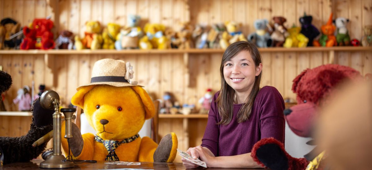 Eine Frau steht in einem Verkaufsraum für Plüschtiere. Es ist Sina Martin.