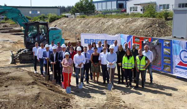 Eine Gruppe von Menschen auf einer Baustelle.